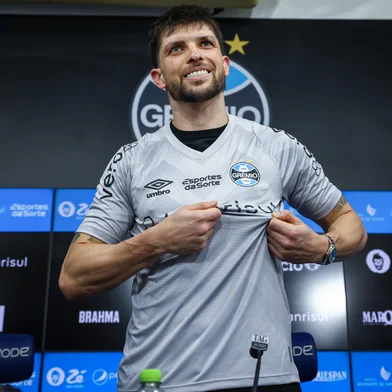 RS - FUTEBOL/APRESENTACAO GREMIO  - ESPORTES - Vice-presidente de futebol Alexandre Rossato, ao lado do diretor de futebol, Guto Peixoto, apresenta o goleiro Tiago Volpi como novo reforÃ§o do Gremio para a temporada 2025. FOTO: LUCAS UEBEL/GREMIO FBPA<!-- NICAID(15963307) -->