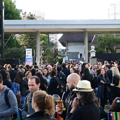 Com a recusa da proposta de reajuste salarial na última sexta-feira (16), os servidores de Caxias do Sul entraram em estado de greve e uma nova paralisação ocorre nesta segunda-feira (19).Servidores optaram por rejeitar nova proposta da prefeitura. Silvana Pirolli, presidente do sindicato, em assembleia dos servidores.<!-- NICAID(16040767) -->
