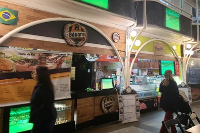 Um combate muito esperado será transmitido em um clássico ponto turístico de Curitiba – e, dependendo do resultado, com um brinde gratuito. A luta entre Kléber Bambam, fisiculturista e primeiro vencedor do Big Brother Brasil, e a estrela do box nacional Acelino Popó Freitas, acontece neste sábado (24/02), no Fight Music Show 4. O evento será transmitido no Bávaro, que fica na Rua 24 Horas, na capital paranaense. Em caso de vitória de Bambam, o bar vai distribuir 200 chopes para o público presente.<!-- NICAID(15685954) -->