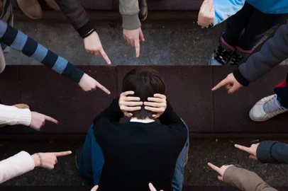 a lonely sad kid being bullied from his mates. A bullying scene in schoolIndexador: unknownFonte: 220255298<!-- NICAID(15401410) -->