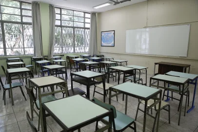 PORTO ALEGRE, RS, BRASIL, 24/02/2016. Colégio Júlio de Castilhos. Estragos da Chuva. Salas de aula  (ADRIANA FRANCIOSI/AGÊNCIA RBS)<!-- NICAID(12034866) -->