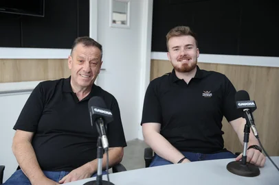 CAXIAS DO SUL, RS, BRASIL, 17/12/2025. Aureo e Lucas Romanzini, pai e filho, donos da Tradição Gourmet Chocolates, de Flores da Cunha. (Neimar De Cesero/Agência RBS)<!-- NICAID(16189735) -->