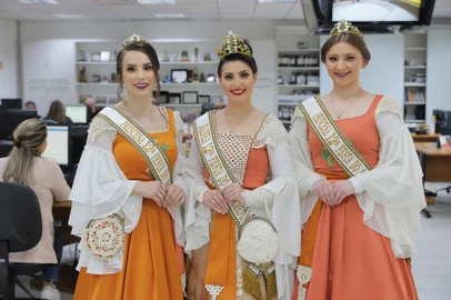 CAXIAS DO SUL, RS, BRASIL, 17/07/2024. Visita das Soberanas da Festa do Agricultor de Fazenda Souza. Na foto, a rainha Letícia Dorigatti (C) e as princesas Márcia Luíza Andreolla (E) e Nadine Jahn. (Bruno Todeschini/Agência RBS)Indexador: Bruno Todeschini<!-- NICAID(15816504) -->