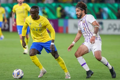 Nassr's Senegalese Forward #10 Sadio Mane vies for the ball with Ain's Emirati defender #15 Erik during the AFC Champions League football match between Saudi Arabia's Al-Nassr and UAE's Al-Ain at Al-Awal Park Stadium in Riyadh on March 11, 2024. (Photo by Fayez NURELDINE / AFP)Editoria: SPOLocal: RiyadhIndexador: FAYEZ NURELDINESecao: soccerFonte: AFPFotógrafo: STF<!-- NICAID(15743729) -->