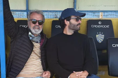 @humbertocarrao / Instagram / Reprodução Ator Humberto Carrão com o pai, Paulo Roberto, no estádio Boca do Lobo, em Pelotas<!-- NICAID(16286664) -->
