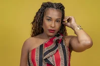 Sol Vega, de 47 anos, nasceu na capital de São Paulo e participou da 4ª edição do BBB. A atriz e empresária teve sua passagem pela casa mais vigiada do Brasil marcada pela interpretação da música “We Are The World”, de Michael Jackson e Lionel Richie, popularmente conhecida em sua voz como “Iarnuou”.<!-- NICAID(16203011) -->