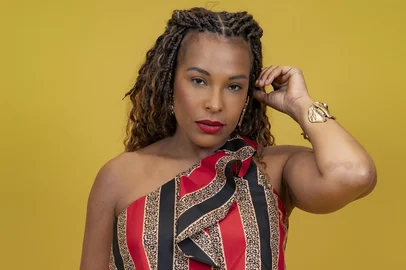 TV Globo / Divulgação Sol Vega, de 47 anos, nasceu na capital de São Paulo e participou da 4ª edição do BBB. A atriz e empresária teve sua passagem pela casa mais vigiada do Brasil marcada pela interpretação da música “We Are The World”, de Michael Jackson e Lionel Richie, popularmente conhecida em sua voz como “Iarnuou”.<!-- NICAID(16203011) -->