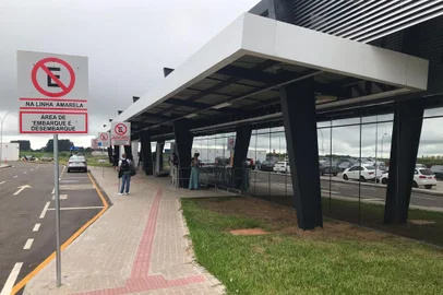 Passageiros do aeroporto de Passo Fundo reclamam de falta de vagas no estacionamento - Foto: Maicon Parizotto/Agência RBS<!-- NICAID(15352505) -->