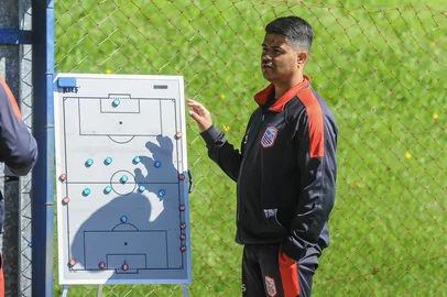 CAXIAS DO SUL, RS, BRASIL. 26-09-2025. Treino da Apafut, na Vila Olímpica da UCS. O timeirá estrear na Terceirona Gaúcha neste final de semana. Na foto, o técnico Everson Aguiar.Indexador: Neimar De Cesero<!-- NICAID(16133379) -->