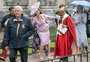 De vestido deslumbrante a perrengues na cerimônia, Katy Perry é destaque nos eventos de coroação do rei Charles III