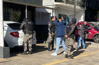 BM identificou sete suspeitos do golpe do bilhete após perseguição no bairro Petrópolis, em Porto Alegre<!-- NICAID(15485320) -->
