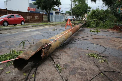 PORTO ALEGRE, RS, BRASIL - 18/01/2024 - Dois dias após as fortes tempestades que atingiram a Capital, alguns locais de Porto Alegre seguem com transtornos. Na imagem, a situação na Rua Oscar Pereira, com a Rua Anchieta, no Bairro Glória. FOTO: RONALDO BERNARDI, AGÊNCIA RBS<!-- NICAID(15653682) -->