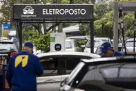 PORTO ALEGRE, RS, BRASIL, 12-06-2026:  Por conta do aumento da frota elétrica, os postos estão ampliando as redes de serviços e comércio. A receita principal, contudo, virá das conveniências, farmácias, lavagens, barbearias e eletropontos. Fotos: Duda Fortes/Agencia RBS<!-- NICAID(16305196) -->