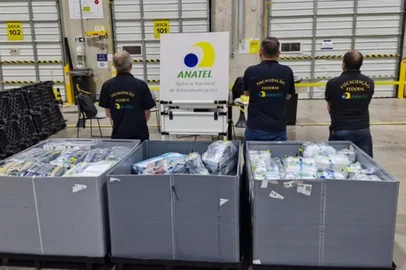 AAgência Nacional de Telecomunicações (Anatel) divulgou o balanço final da operação de fiscalização que lacrou 3,3 mil produtos irregulares ou não homologados em oito centros de distribuição da Amazon, Mercado Livre e Shopee. A ação, que ocorreu nos dias 26 e 27 de maio nos estados de São Paulo, Rio de Janeiro, Santa Catarina, Minas Gerais, Goiás e Bahia, teve como objetivo proteger os consumidores dos perigos associados a equipamentos de telecomunicações irregulares.<!-- NICAID(16051481) -->
