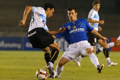*** Cruzeiro x Grêmio - Vipcomm ***Cruzeiro x Grêmio, jogo válido pela semifinal da Copa Libertadores da América e realizado no estádio Mineirão, em Belo Horizonte, Minas Gerais. Na foto Wagner (D) e Fábio Santos. Fonte: Vipcomm<!-- NICAID(62729) -->