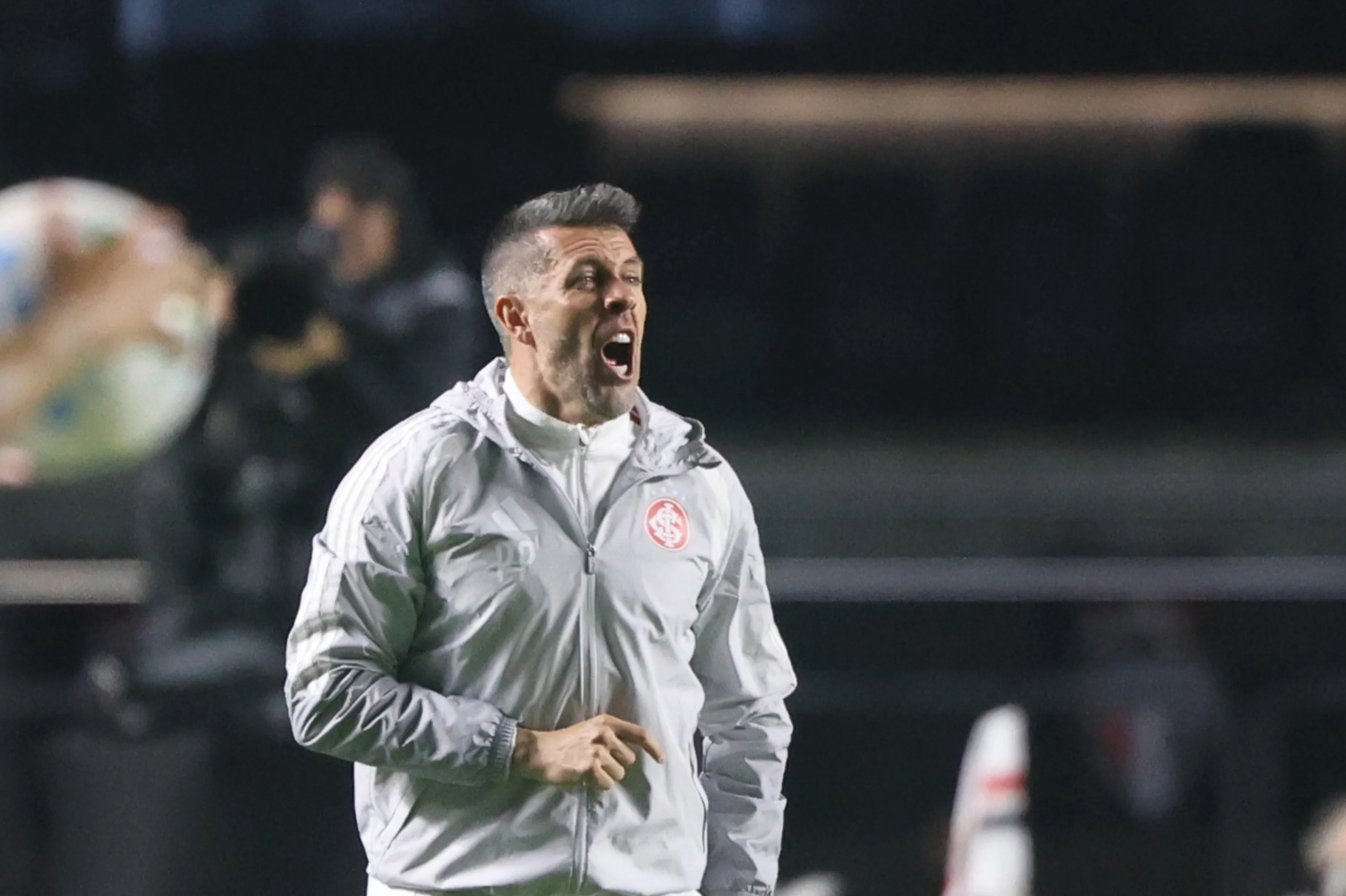Inter demite Paulo Pezzolano após mais uma derrota no Brasileirão