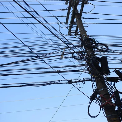 Porto Alegre, RS, Brasil - 10/08/2023 - Emaranhdos: Em diversas vias de Porto Alegre é possível encontrar pontos com excesso de fios em postes; em alguns casos, inclusive, a fiação fica pendente ou caída sobre as ruas. Na foto: Getúlio Vargas esquina com Ipiranga(Foto: Anselmo Cunha/Agência RBS)Indexador: Camila Hermes<!-- NICAID(15506848) -->