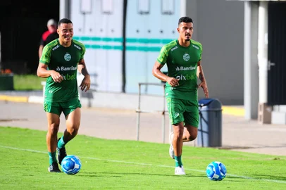 CAXIAS DO SUL, RS, BRASIL, 28/03/2023. Treino do Juventude no Centro de Formação de Atletas e Cidadãos (Cfac). O Ju se prepara para a Série B do Campeonato Brasileiro 2023. Na foto, volante Mandaca (E) e zagueiro Walce (D). (Porthus Junior/Agência RBS)Indexador:                                 <!-- NICAID(15387885) -->