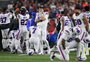 Jogador da NFL tem parada cardíaca em campo após choque e está em estado crítico
