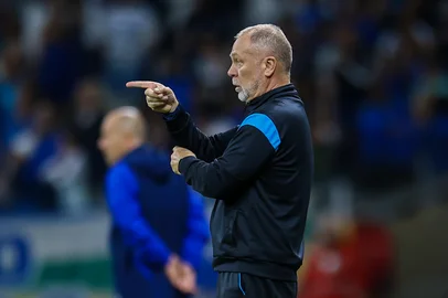 RS - FUTEBOL/CAMPEONATO BRASILEIRO 2025/GREMIO X CRUZEIRO  - ESPORTES - Lance da partida entre Gremio e Cruzeiro disputada na noite deste domingo, no EstÃ¡dio do Mineirao, em Belo Horizonte, em partida valida pela Campeonato Brasileiro 2025. FOTO: LUCAS UEBEL/GREMIO FBPA<!-- NICAID(16079923) -->