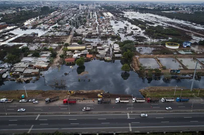 Canoas, RS, Brasil, 22-05-2024: Dique rompido junto a BR448 que causou alagamento em areas proximas, como o bairro Rio Branco, em Canoas. Foto Mateus Bruxel / Agencia RBSLocal: CanoasIndexador: Mateus Bruxel<!-- NICAID(15771049) -->