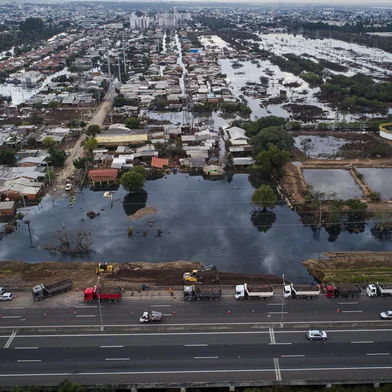 Canoas, RS, Brasil, 22-05-2024: Dique rompido junto a BR448 que causou alagamento em areas proximas, como o bairro Rio Branco, em Canoas. Foto Mateus Bruxel / Agencia RBSLocal: CanoasIndexador: Mateus Bruxel<!-- NICAID(15771049) -->