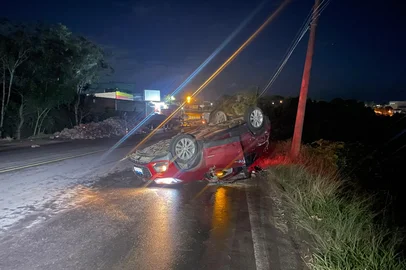 Um acidente entre carro e caminhão chamou atenção no início da manhã desta segunda-feira (29) na RS-118, em Viamão, na Região Metropolitana. O carro capotou enquanto o caminhão invadiu um comércio no trecho próximo ao entroncamento com a RS-040.<!-- NICAID(16316048) -->