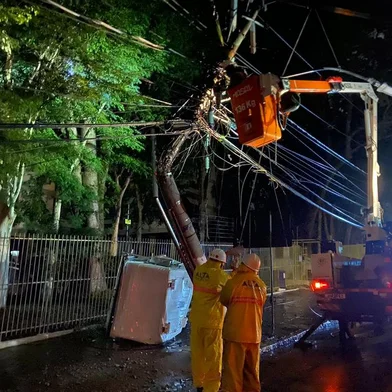 Caminhão de lixo bate em poste e deixa parte da zona norte sem luz<!-- NICAID(15456696) -->
