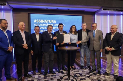 CAXIAS DO SUL, RS, BRASIL. 16-10-2025. O ato contou com a presença do Ministro de Portos e Aeroportos, Silvio Costa Filho, no auditório da Câmara de Indústria, Comércio e Serviços (CIC) na manhã desta quinta-feira (16). A licitação deve ser publicada até o fim de outubro.<!-- NICAID(16147868) -->