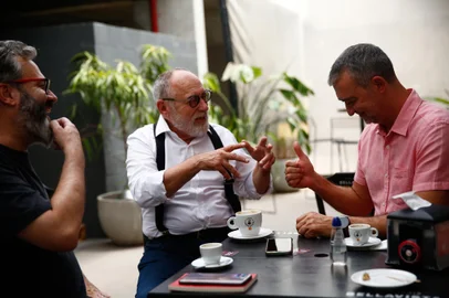 Porto Alegre, RS, Brasil, 23/01/2023 - Edegar Pretto, Pedro Ruas e Roberto Robaina se reúnem em café na Cidade Baixa para discutir eleições de 2024 - Foto: Jonathan Heckler/Agência RBS<!-- NICAID(15329068) -->