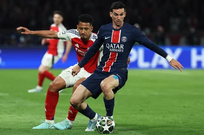 Arsenal's French defender #02 William Saliba (L) fights for the ball with Paris Saint-Germain's Spanish midfielder #08 Fabian Ruiz (R) during the UEFA Champions League semi-final second leg football match between Paris Saint-Germain (PSG) and Arsenal at the Parc des Princes stadium in Paris, on May 7, 2025. (Photo by Thomas SAMSON / AFP)<!-- NICAID(16033356) -->