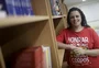 "Ler para compreender o mundo": conheça a professora que transformou biblioteca em espaço de discussão
