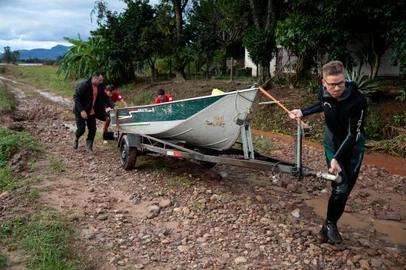 DONA FRANCISCA, RS, BRASIL, 08.05.2024: Operação dos Bombeiros Voluntários levam equipe de GZH ao município de Dona Francisca. A cidade da 4ª Colônia está sem acesso por via terrestre há 9 dias. Foto: Camila Hermes/Agencia RBS<!-- NICAID(15759167) -->