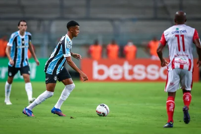 Gremio x Guarani-BARS - FUTEBOL/GAUCHAO 2022 /GREMIO X GUARANI-BA - ESPORTES - Lance da partida entre Gremio e Guarani de Bage disputada na noite deste domingo, na Arena do Gremio, valida pelo Campeonato Gaucho 2022. Na foto, o volante fernando henriqueEditoria: SPOIndexador: Lucas UebelSecao: futebolFonte: Gremio.netFotógrafo: Gremio x Guarani-BA<!-- NICAID(15009418) -->