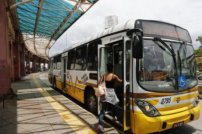 PORTO ALEGRE, RS, BRASIL, 27-12-2016: Linha T1, no Terminal Triângulo. Teste da nova tabela de horários de verão de ônibus para averiguar se ocorrem atrasos e se os coletivos dispõem de acessibilidade e ar condicionado. (Foto: Mateus Bruxel / Agência RBS)<!-- NICAID(12643547) -->