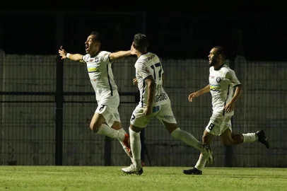 atacante luiz fernando, 25 anos, marcou cinco gols em 11 partidas pelo Cianorte<!-- NICAID(15387904) -->