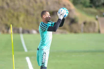 CAXIAS DO SUL, RS, BRASIL, 03/04/2023. Treino no CT do Juventude. Na foto, goleiro, Léo Vieira. (Neimar De Cesero/Agência RBS)Indexador: NEIMAR DE CESERO<!-- NICAID(15393172) -->
