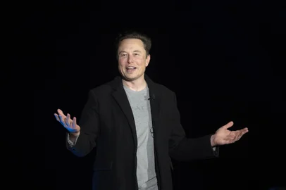 (FILES) In this file photo taken on February 10, 2022 Elon Musk gestures as he speaks during a press conference at SpaceX's Starbase facility near Boca Chica Village in South Texas. - Elon Musk faces a lawsuit filed May 25, 2022 accusing him of pushing down Twitter's stock price in order to either give himself an escape hatch from his $44 billion buyout bid, or room to negotiate a discount. The suit alleges the billionaire Tesla boss tweeted and made statements intended to create doubt about the deal, which has roiled the social media platform for weeks. (Photo by JIM WATSON / AFP)Editoria: SCILocal: Boca Chica and Medford ColoniaIndexador: JIM WATSONSecao: merger, acquisition and takeoverFonte: AFPFotógrafo: STF<!-- NICAID(15112569) -->