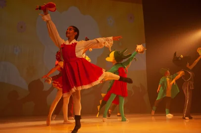 Deixar que a dança cumpra o que promete é a proposta do novo espetáculo do Espaço Cultural Akácio Camargo que será apresentado nesta terça (13) e quarta-feira (14) no Teatro Municipal Pedro Parenti, em Caxias do Sul.<!-- NICAID(16035443) -->