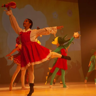 Deixar que a dança cumpra o que promete é a proposta do novo espetáculo do Espaço Cultural Akácio Camargo que será apresentado nesta terça (13) e quarta-feira (14) no Teatro Municipal Pedro Parenti, em Caxias do Sul.<!-- NICAID(16035443) -->