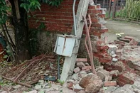 Um caminhão-baú atingiu uma casa no km 38 da ERS-129, em Estrela, na tarde desta quarta-feira (14).<!-- NICAID(16387800) -->