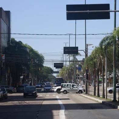 PORTO ALEGRE, RS, BRASIL, 21-10-2025: Raio X da Farrapos: avenida está com mais de 200 lojas fechadas e sofre com insegurança. (Foto: André Ávila/Agência RBS)<!-- NICAID(16150756) -->