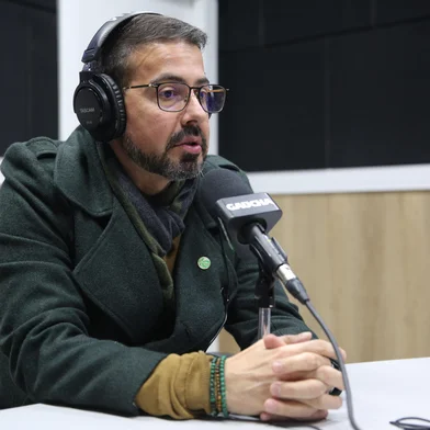 CAXIAS DO SUL, RS, BRASIL, 01/07/2025. Presidente do Juventude, Fábio Pizzamiglio, participa do programa Show dos Esportes no estúdio da Rádio Gaúcha Serra. (Porthus Junior/Agência RBS)<!-- NICAID(16071371) -->
