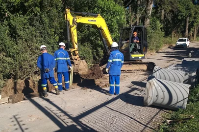 Rua do bairro Bela Vista, em Caxias do Sul, é bloqueada para obra de drenagem.<!-- NICAID(16037402) -->