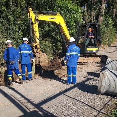 Rua do bairro Bela Vista, em Caxias do Sul, é bloqueada para obra de drenagem.<!-- NICAID(16037402) -->