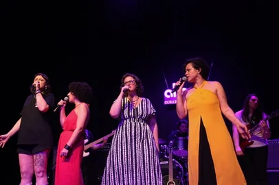 Cataventura e Allegro Escola de Música promovem show beneficente em homenagem alusiva ao Mês da MulherEspetáculo Universo Feminino terá parte da renda revertida ao Instituto Rosa Del Este e apresentará canções de cantoras brasileirasNo mês dedicado às mulheres, é hora de dar voz a quem muitas vezes teve que se calar. E por que não fazer isso com música? Este é o intuito do Universo Feminino, espetáculo beneficente em homenagem ao Dia da Mulher promovido pela Escola de Educação Infantil Cataventura e pela Allegro Escola de Música, com parte do lucro revertida para o Instituto Rosa Del Este. O evento está marcado para o dia 28 de março de 2025, às 20h, no Centro Cultural Moinho da Cascata, em Caxias do Sul (RS).<!-- NICAID(16003134) -->