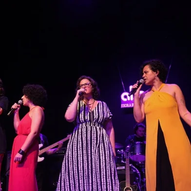 Cataventura e Allegro Escola de Música promovem show beneficente em homenagem alusiva ao Mês da MulherEspetáculo Universo Feminino terá parte da renda revertida ao Instituto Rosa Del Este e apresentará canções de cantoras brasileirasNo mês dedicado às mulheres, é hora de dar voz a quem muitas vezes teve que se calar. E por que não fazer isso com música? Este é o intuito do Universo Feminino, espetáculo beneficente em homenagem ao Dia da Mulher promovido pela Escola de Educação Infantil Cataventura e pela Allegro Escola de Música, com parte do lucro revertida para o Instituto Rosa Del Este. O evento está marcado para o dia 28 de março de 2025, às 20h, no Centro Cultural Moinho da Cascata, em Caxias do Sul (RS).<!-- NICAID(16003134) -->