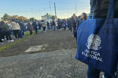 PELOTAS. 04.10.2026. Mídias das urnas começam a ser entregues em oito pontos de Pelotas após votação. Foto de Stéfane Costa / Grupo RBS<!-- NICAID(16379957) -->