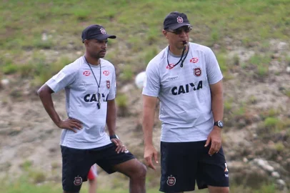 Comissão técnico do Brasil de Pelotas em 2018, que tinha Clemer (D) e Rubens Cardoso (C), ex-jogadores e campeões mundiais pelo Inter<!-- NICAID(15553599) -->