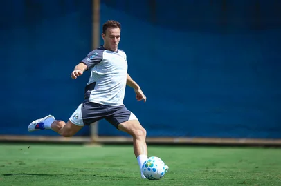 Lucas Uebel / Grêmio,divulgação RS - FUTEBOL/ TREINO GREMIO 2025 - ESPORTES - Jogadores do Gremio realizam treino técnico durante a manha desta sexta-feira, no CT Luiz Carvalho, na preparação para a partida valida pelo Campeonato Brasileiro 2026. FOTO: LUCAS UEBEL/GREMIO FBPA<!-- NICAID(16253952) -->